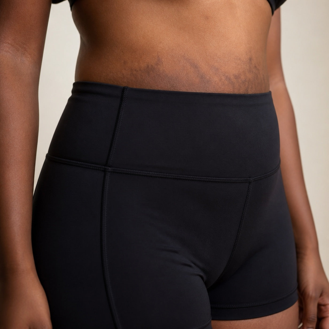 Ropa interior negra, línea de bikini